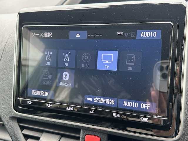 トヨタ ヴォクシー ハイブリッド ZS 煌Ⅲ 大阪府 2020(令2)年 0.7万km ブラッキッシュアゲハガラスフレーク 純正9型ナビ(BT/CD/DVD/フルセグ)/バックカメラ/衝突被害軽減システム/レーンキープアシスト/コーナーセンサー/横滑り防止装置/盗難防止装置/クルーズコントロール/純正フロアマット/純正アルミホイール/シートヒーター/ハーフレザー/ウォークスルー/純正前後ドライブレコーダー/ビルトインETC/両側パワースライドドア/スマートキー×2/LEDヘッドライト