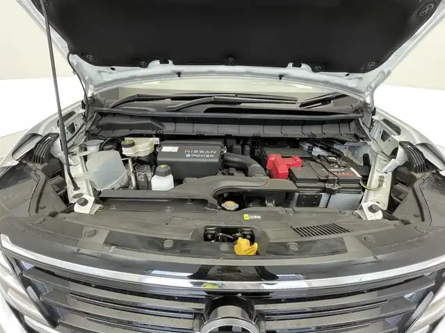 日産 セレナ e－パワー ハイウェイスター V 滋賀県 2023(令5)年 3万km プリズムホワイト 禁煙車/純正12.3型ナビ/【Bluetooth/HDMI/USB//AppleCarPlay/AndroidAuto】/ETC2.0/インテリジェントアラウンドビューモニター/インテリジェントルームミラー/ワイヤレス充電/360度セーフティアシスト/・プロパイロット/・インテリジェントエマージェンシーブレーキ/・前方衝突予測警報/・踏み間違い衝突防止アシスト/・車線逸脱防止支援システム/・車線逸脱警報/・ふらつき警報/・後側方衝突防止支援システム/・後側方車両検知警報/・後退時車両検知警報/・標識検知機能/SOSコール/両側パワースライドドア/LEDライト/電動パーキングブレーキ/オートブレーキホールド/スマートキー
