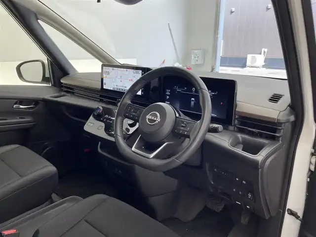 日産 セレナ e－パワー ハイウェイスター V 滋賀県 2023(令5)年 3万km プリズムホワイト 禁煙車/純正12.3型ナビ/【Bluetooth/HDMI/USB//AppleCarPlay/AndroidAuto】/ETC2.0/インテリジェントアラウンドビューモニター/インテリジェントルームミラー/ワイヤレス充電/360度セーフティアシスト/・プロパイロット/・インテリジェントエマージェンシーブレーキ/・前方衝突予測警報/・踏み間違い衝突防止アシスト/・車線逸脱防止支援システム/・車線逸脱警報/・ふらつき警報/・後側方衝突防止支援システム/・後側方車両検知警報/・後退時車両検知警報/・標識検知機能/SOSコール/両側パワースライドドア/LEDライト/電動パーキングブレーキ/オートブレーキホールド/スマートキー
