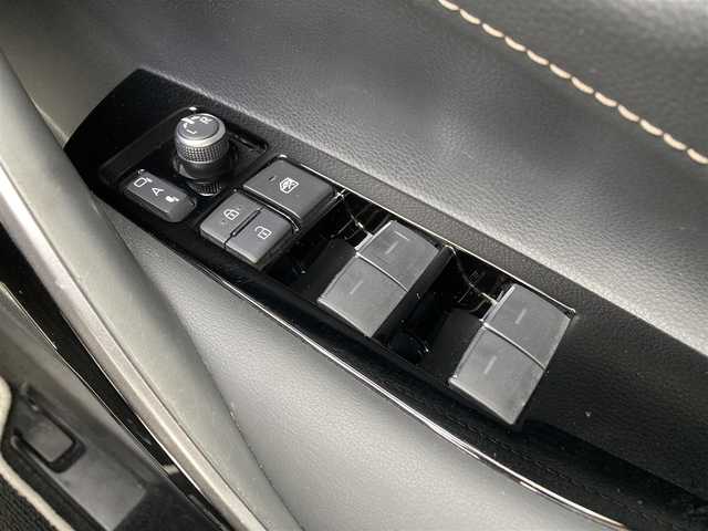 トヨタ カローラツーリング ハイブリッド ダブルバイビー 千葉県 2020(令2)年 6.4万km ホワイトパールクリスタルシャイン 純正9インチナビ/(フルセグTV BT CD DVD FM AM)/バックカメラ/衝突被害軽減システム/車線逸脱警報/クルーズコントロール/ハーフレザーシート/横滑り防止装置/ビルトインETC/アイドリングストップ/LEDヘッドライト/フォグランプ/オートライト/ウィンカーミラー/電動格納ミラー/純正17インチAW/シートヒーター/シートリフター/ステアリングヒーター/プッシュスタート/スマートキー/フロアマット/ドアバイザー/スペアキー/取扱説明書/保証書