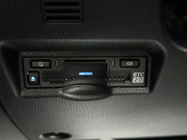 トヨタ ヴォクシー S－Z 福岡県 2022(令4)年 3.1万km ホワイトパールクリスタルシャイン 純正10.5型ディスプレイオーディオナビ(フルセグTV/CD/DVD/BT)快適利便パッケージHiトヨタセーフティーバックモニタコーナーセンサー両側電動パワスラレーダークルコンドラレコETC2.0シートヒーターハンドルヒーターUSBHDMI純正フロアマット純正三眼LED純正アルミホイールプッシュスタートスマートキー