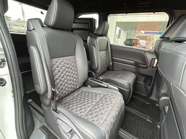 トヨタ ヴォクシー S－Z 福岡県 2022(令4)年 3.1万km ホワイトパールクリスタルシャイン 純正10.5型ディスプレイオーディオナビ(フルセグTV/CD/DVD/BT)快適利便パッケージHiトヨタセーフティーバックモニタコーナーセンサー両側電動パワスラレーダークルコンドラレコETC2.0シートヒーターハンドルヒーターUSBHDMI純正フロアマット純正三眼LED純正アルミホイールプッシュスタートスマートキー