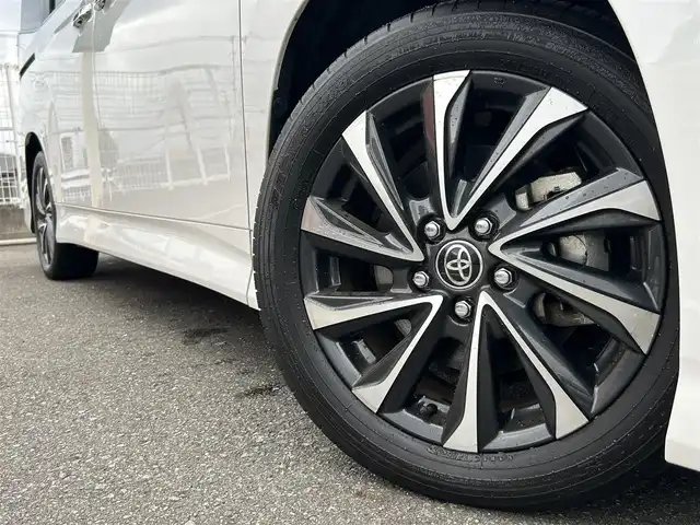 トヨタ ヴォクシー S－Z 福岡県 2022(令4)年 3.1万km ホワイトパールクリスタルシャイン 純正10.5型ディスプレイオーディオナビ(フルセグTV/CD/DVD/BT)快適利便パッケージHiトヨタセーフティーバックモニタコーナーセンサー両側電動パワスラレーダークルコンドラレコETC2.0シートヒーターハンドルヒーターUSBHDMI純正フロアマット純正三眼LED純正アルミホイールプッシュスタートスマートキー