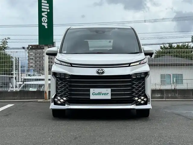 トヨタ ヴォクシー S－Z 福岡県 2022(令4)年 3.1万km ホワイトパールクリスタルシャイン 純正10.5型ディスプレイオーディオナビ(フルセグTV/CD/DVD/BT)快適利便パッケージHiトヨタセーフティーバックモニタコーナーセンサー両側電動パワスラレーダークルコンドラレコETC2.0シートヒーターハンドルヒーターUSBHDMI純正フロアマット純正三眼LED純正アルミホイールプッシュスタートスマートキー