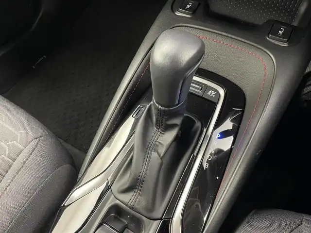 トヨタ カローラ スポーツ ハイブリッドG Z 埼玉県 2023(令5)年 1.4万km アティチュードブラックマイカ/プラチナホワイトパールマイカ 純正８インチディスプレイオーディオ　バックカメラ　ビルトインＥＴＣ　セーフティセンス　レーダークルーズコントロール　シートヒーター　ステアリングヒーター　オートハイビーム　ＬＥＤヘッドライト　地デジ