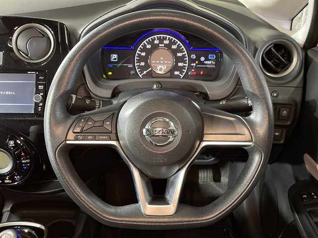 日産 ノート e－パワー X 広島県 2018(平30)年 5万km ブリリアントホワイトパール 純正ナビ　/アラウンドビューモニター　/フルセグ　/デジタルルームミラー　/オートハイビーム　/衝突軽減ブレーキ　/レーンキープアシスト　/オートライト　/ドライブレコーダー　/スマートキー　/アイドリングストップ/純正15インチアルミホイール/エアバック（運転席/助手席）