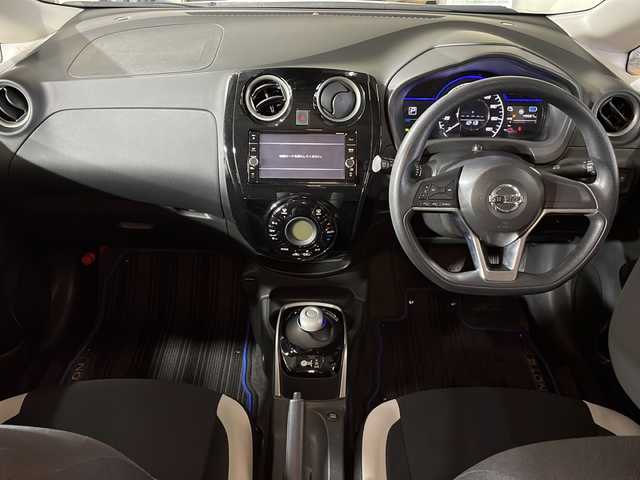 日産 ノート e－パワー X 広島県 2018(平30)年 5万km ブリリアントホワイトパール 純正ナビ　/アラウンドビューモニター　/フルセグ　/デジタルルームミラー　/オートハイビーム　/衝突軽減ブレーキ　/レーンキープアシスト　/オートライト　/ドライブレコーダー　/スマートキー　/アイドリングストップ/純正15インチアルミホイール/エアバック（運転席/助手席）