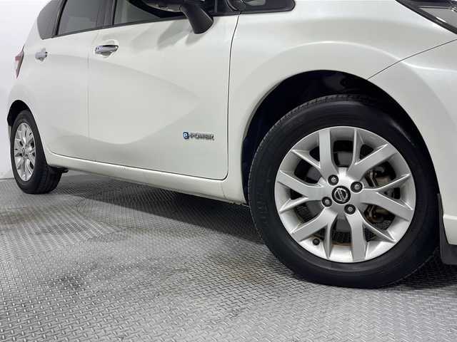 日産 ノート e－パワー X 広島県 2018(平30)年 5万km ブリリアントホワイトパール 純正ナビ　/アラウンドビューモニター　/フルセグ　/デジタルルームミラー　/オートハイビーム　/衝突軽減ブレーキ　/レーンキープアシスト　/オートライト　/ドライブレコーダー　/スマートキー　/アイドリングストップ/純正15インチアルミホイール/エアバック（運転席/助手席）