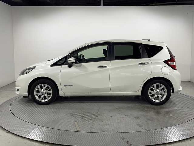 日産 ノート e－パワー X 広島県 2018(平30)年 5万km ブリリアントホワイトパール 純正ナビ　/アラウンドビューモニター　/フルセグ　/デジタルルームミラー　/オートハイビーム　/衝突軽減ブレーキ　/レーンキープアシスト　/オートライト　/ドライブレコーダー　/スマートキー　/アイドリングストップ/純正15インチアルミホイール/エアバック（運転席/助手席）