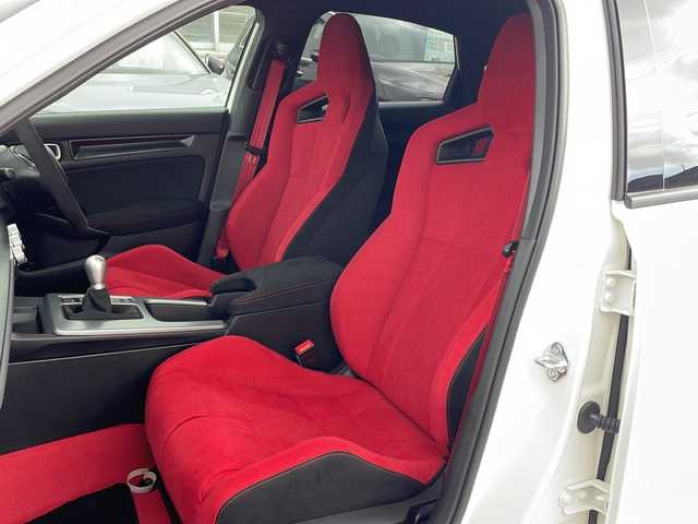 ホンダ シビック タイプR 三重県 2025(令7)年 0.2万km チャンピオンシップホワイト ホンダセンシング/・衝突軽減ブレーキ/・路外逸脱抑制機能/・車線維持支援システム/・先行者発進お知らせ機能/・標識認識機能/・ブラインドスポットインフォメーション/・パーキングセンサーシステム/・歩行者事故低減ステアリング/・アダプティブクルーズコントロール/・近距離衝突軽減ブレーキ/・オートハイビーム/・後退出庫サポート/ドライブモードスイッチ/＋Rモードスイッチ/1オーナー/ホンダコネクトディスプレイ/【ナビ/フルセグ/Bluetooth/USB/スマホ連携機能】/バックカメラ/ビルトインETC2.0/オートライト/フルLEDヘッドランプ/265/30R19インチ純正AW/プッシュスタート/スマートキー/スペアキー/純正フロアマット