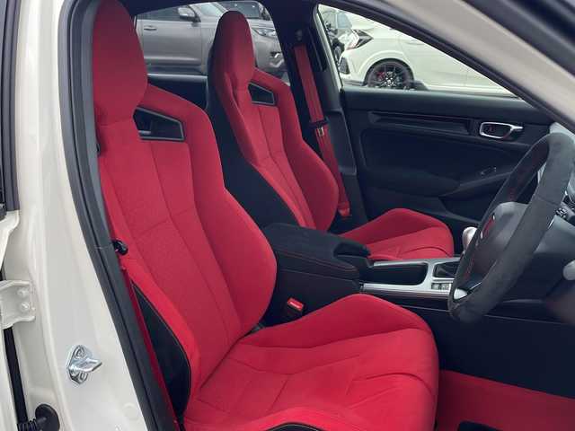 ホンダ シビック タイプR 三重県 2025(令7)年 0.2万km チャンピオンシップホワイト ホンダセンシング/・衝突軽減ブレーキ/・路外逸脱抑制機能/・車線維持支援システム/・先行者発進お知らせ機能/・標識認識機能/・ブラインドスポットインフォメーション/・パーキングセンサーシステム/・歩行者事故低減ステアリング/・アダプティブクルーズコントロール/・近距離衝突軽減ブレーキ/・オートハイビーム/・後退出庫サポート/ドライブモードスイッチ/＋Rモードスイッチ/1オーナー/ホンダコネクトディスプレイ/【ナビ/フルセグ/Bluetooth/USB/スマホ連携機能】/バックカメラ/ビルトインETC2.0/オートライト/フルLEDヘッドランプ/265/30R19インチ純正AW/プッシュスタート/スマートキー/スペアキー/純正フロアマット