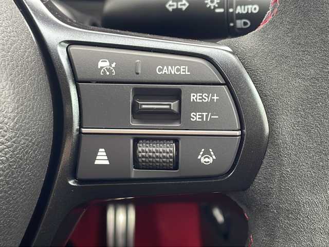 ホンダ シビック タイプR 三重県 2025(令7)年 0.2万km チャンピオンシップホワイト ホンダセンシング/・衝突軽減ブレーキ/・路外逸脱抑制機能/・車線維持支援システム/・先行者発進お知らせ機能/・標識認識機能/・ブラインドスポットインフォメーション/・パーキングセンサーシステム/・歩行者事故低減ステアリング/・アダプティブクルーズコントロール/・近距離衝突軽減ブレーキ/・オートハイビーム/・後退出庫サポート/ドライブモードスイッチ/＋Rモードスイッチ/1オーナー/ホンダコネクトディスプレイ/【ナビ/フルセグ/Bluetooth/USB/スマホ連携機能】/バックカメラ/ビルトインETC2.0/オートライト/フルLEDヘッドランプ/265/30R19インチ純正AW/プッシュスタート/スマートキー/スペアキー/純正フロアマット