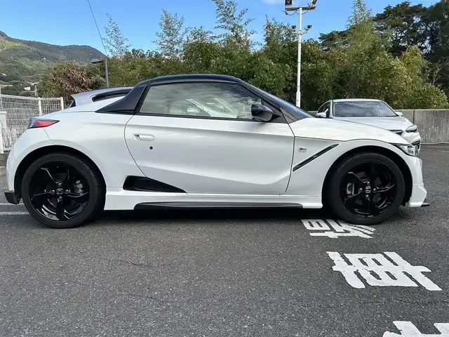 ホンダ Ｓ６６０ α 特別仕様車ブルーノレザーED 長崎県 2018(平30)年 1.2万km プレミアムスターホワイトP ワンオーナー車両/純正ディスプレイオーディオ（AM、FM、ハンズフリー）/バックカメラ/プッシュスタート/6MT/HDMI/革巻きステアリング/ステアリングリモコン/電動調整ミラー/茶革ハーフレザーシート/クルーズコントロール/オートライト/横滑り防止機能/ETC/無限フロアマット/無限ハードトップ/ソフトトップ（車載）/HKSマフラー/純正マフラー（車載）/スペアキー/取扱説明書/保証書