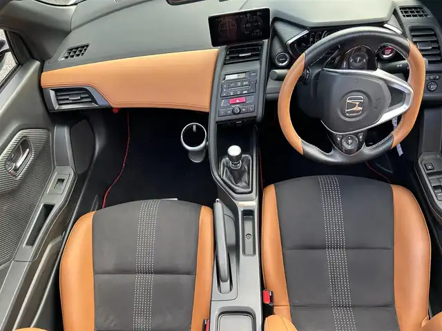 ホンダ Ｓ６６０ α 特別仕様車ブルーノレザーED 長崎県 2018(平30)年 1.2万km プレミアムスターホワイトP ワンオーナー車両/純正ディスプレイオーディオ（AM、FM、ハンズフリー）/バックカメラ/プッシュスタート/6MT/HDMI/革巻きステアリング/ステアリングリモコン/電動調整ミラー/茶革ハーフレザーシート/クルーズコントロール/オートライト/横滑り防止機能/ETC/無限フロアマット/無限ハードトップ/ソフトトップ（車載）/HKSマフラー/純正マフラー（車載）/スペアキー/取扱説明書/保証書