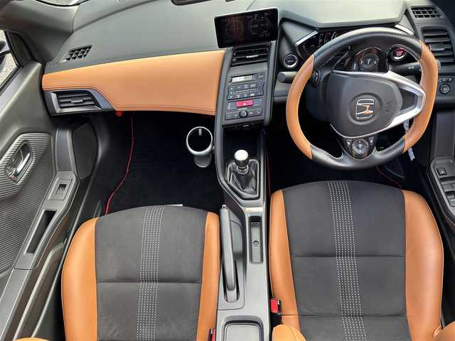 ホンダ Ｓ６６０ α 特別仕様車ブルーノレザーED 長崎県 2018(平30)年 1.2万km プレミアムスターホワイトP ワンオーナー車両/純正ディスプレイオーディオ（AM、FM、ハンズフリー）/バックカメラ/プッシュスタート/6MT/HDMI/革巻きステアリング/ステアリングリモコン/電動調整ミラー/茶革ハーフレザーシート/クルーズコントロール/オートライト/横滑り防止機能/ETC/無限フロアマット/無限ハードトップ/ソフトトップ（車載）/HKSマフラー/純正マフラー（車載）/スペアキー/取扱説明書/保証書