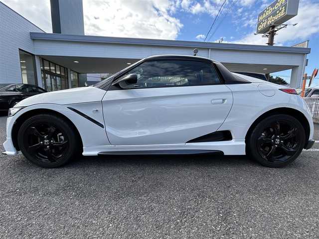 ホンダ Ｓ６６０ α 特別仕様車ブルーノレザーED 長崎県 2018(平30)年 1.2万km プレミアムスターホワイトP ワンオーナー車両/純正ディスプレイオーディオ（AM、FM、ハンズフリー）/バックカメラ/プッシュスタート/6MT/HDMI/革巻きステアリング/ステアリングリモコン/電動調整ミラー/茶革ハーフレザーシート/クルーズコントロール/オートライト/横滑り防止機能/ETC/無限フロアマット/無限ハードトップ/ソフトトップ（車載）/HKSマフラー/純正マフラー（車載）/スペアキー/取扱説明書/保証書