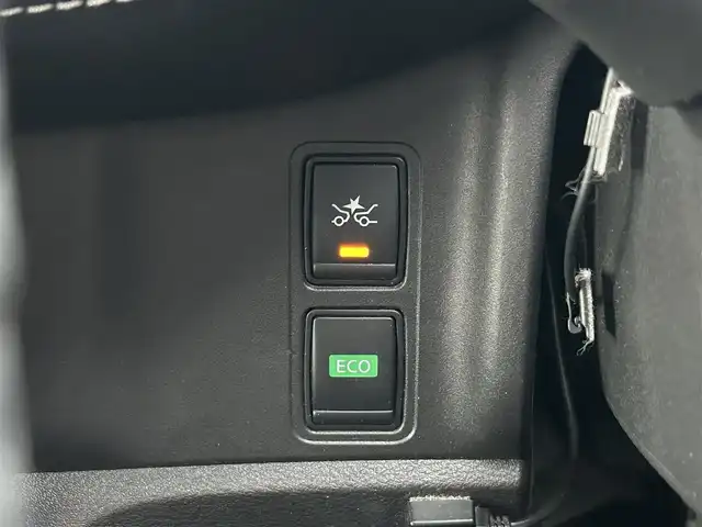 日産 セレナ ハイウェイスター 岡山県 2018(平30)年 5.3万km ブリリアントホワイトパール 純正9インチナビ　MM518D-L/フルセグTV、CD、DVD、Bluetooth/AM、FM、Blu-ray/純正フリップダウンモニター/ハンズフリー両側パワースライドドア/純正前方ドライブレコーダー　DJ4-D/ETC/LEDヘッドランプ/スーパーUVカット断熱グリーンガラス/オートデュアルエアコン/インテリジェントエマージェンシーブレーキ/フロント＆バックソナー/インテリジェントアラウンドビューモニター/インテリジェントパーキングアシスト/標識検知機能/ふらつき警報/電動パーキングブレーキ/オートブレーキホールド/車線逸脱防止支援システム/プロパイロット