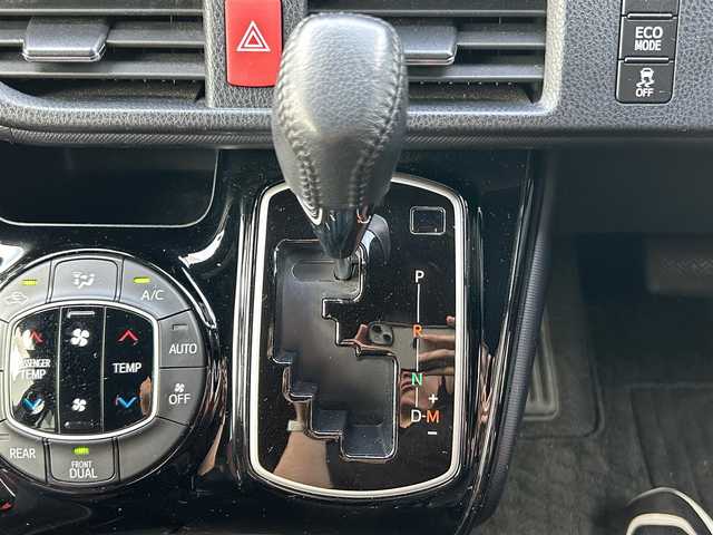 トヨタ ヴォクシー ZS 宮城県 2018(平30)年 5.5万km 黒 登録時走行距離　54656km/純正ナビ/CD/DVD/BT/TV/フリップダウンモニター/両側パワースライドドア/プリクラッシュセーフティ/クルーズコントロール/レーンキープアシスト/ETC2.0/バックカメラ/スマートキー/プッシュスタート/純正16インチAW/オートライト/ドアバイザー/ドアミラーウインカー