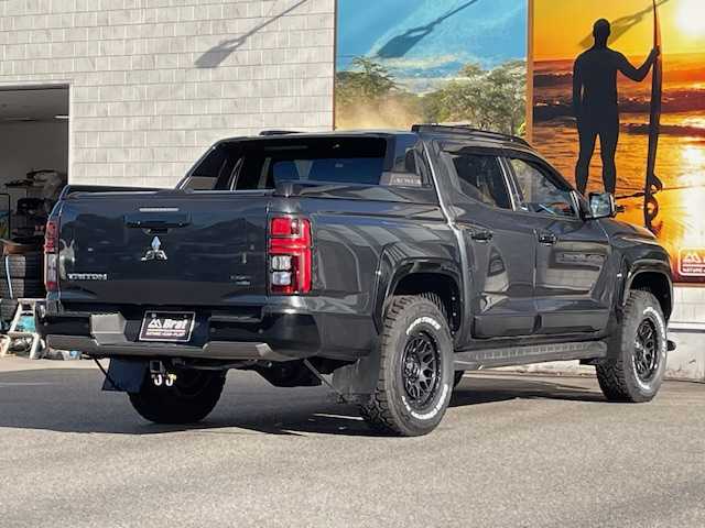 三菱 トライトン GSR 愛知県 2025(令7)年 0.9万km グレー ３０ｍｍリフトアップ　/モディファイドフェイスマスク　/ブルバー　/Ｍ２９スティンガー１７インチアルミホイール　/ＴＯＹＯオープンカントリーＲ／Ｔ新品タイヤ　/ナビ　/フルセグＴＶ　/全方位カメラ　/デジタルインナーミラー/スマートキー