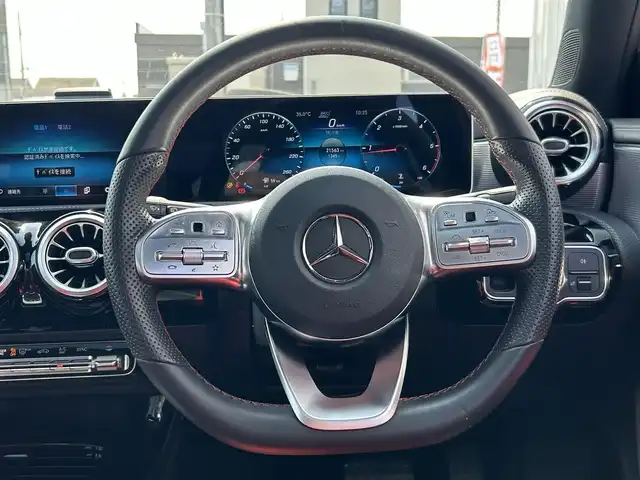 メルセデス・ベンツ Ａ２００ｄ AMGライン 埼玉県 2019(令1)年 2.2万km イリジウムシルバー 黒赤革シート　/パノラマルーフ　/レザーエクスクルーシブパッケージ　/アドバンスパッケージ　/ヘッドアップディスプレイ　/レーダーセーフティパッケージ　/全周囲カメラ　　/バックカメラ　/ドラレコ　/シートヒーター　/パドルシフト　/地デジTV　/ETC