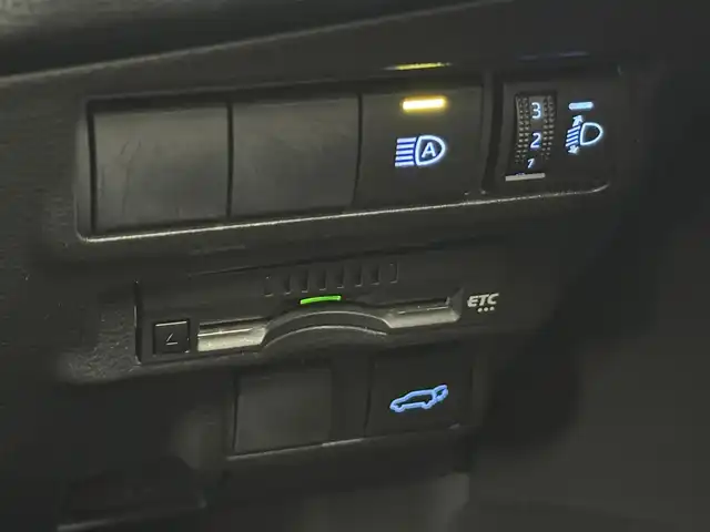 トヨタ カローラ クロス ハイブリッド Z 愛知県 2022(令4)年 5.8万km プラチナホワイトパールマイカ 純正9型DA(フルセグ、Bluetooth、AppleCarplay）/ETC/Bカメラ/ドラレコ前後/ACC/衝突軽減ブレーキ/レーンキープアシスト/オートハイビーム/LEDヘッドライト/パワーシート（D席）/パワーバックドア/シートヒーター（D+N)/ハーフレザーシート/ルーフレール/フォグライト/スマートキー/純正18インチAW/純正フロアマット/横滑り防止装置