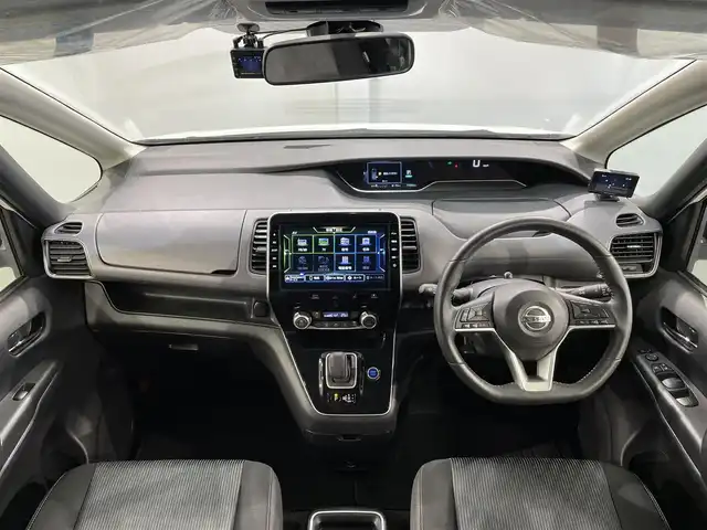 日産 セレナ e－パワー ハイウェイスター V 愛知県 2020(令2)年 7.8万km ブリリアントホワイトパール 純正１０インチナビ/アラウンドビューモニター/両側パワースライドドア/ハンズフリーオートスライドドア/フリップダウンモニター　/エマージェンシーブレーキ/ブラインドスポットモニター/車線逸脱警報/コーナーセンサー/クルーズコントロール/前後ドライブレコーダー/ビルトインＥＴＣ/アクセサリーソケット/LEDヘッドライト/ISOFIX/純正フロアマット/純正15インチアルミホイール
