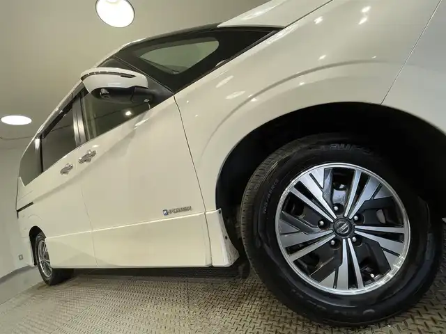 日産 セレナ e－パワー ハイウェイスター V 愛知県 2020(令2)年 7.8万km ブリリアントホワイトパール 純正１０インチナビ/アラウンドビューモニター/両側パワースライドドア/ハンズフリーオートスライドドア/フリップダウンモニター　/エマージェンシーブレーキ/ブラインドスポットモニター/車線逸脱警報/コーナーセンサー/クルーズコントロール/前後ドライブレコーダー/ビルトインＥＴＣ/アクセサリーソケット/LEDヘッドライト/ISOFIX/純正フロアマット/純正15インチアルミホイール