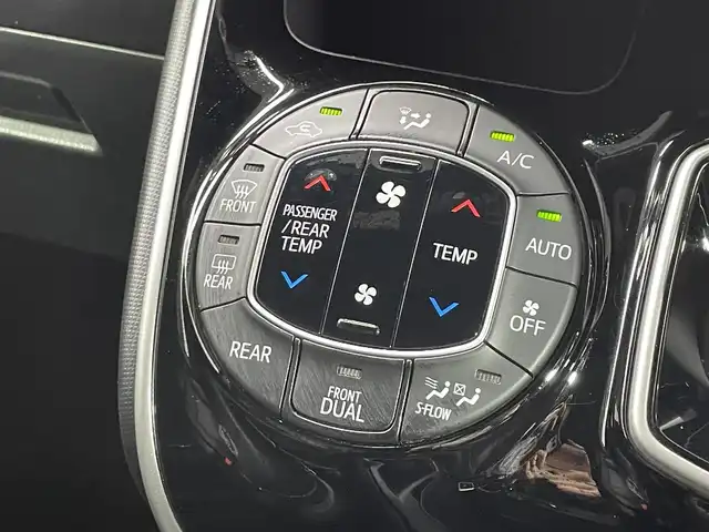 トヨタ エスクァイア ハイブリッド Gi 大阪府 2017(平29)年 5.4万km スパークリングブラックパールクリスタルシャイン フロントエアロ　後席モニター　純正ナビＴＶ　シートヒーター　バックカメラ　ＥＴＣ　ドラレコ　両側パワスラ　衝突軽減　クルコン　クリアランスソナー　レーンアシスト　オートマチックハイビーム　スマートキー