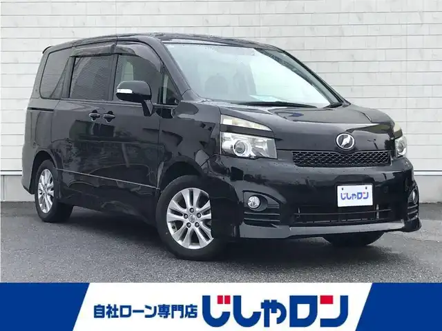 トヨタ ヴォクシー ZS 栃木県 2013(平25)年 9.5万km ブラック 株)IDOMが運営する【じしゃロン小山店】の自社ローン専用車両になります。こちらは現金またはオートローンご利用時の価格です。自社ローンご希望の方は別途その旨お申付け下さい//純正フルセグナビ/（CD/DVD/AM/FMラジオ）/(Bluetooth)/スマートキー/プッシュスタート/バックカメラ/ＥＴＣ/両側パワースライドドア/フリップダウンモニター/パドルシフト/ステアリングリモコン/電動格納ドアミラー/パワーウインドウ/オートライト/防眩ミラー