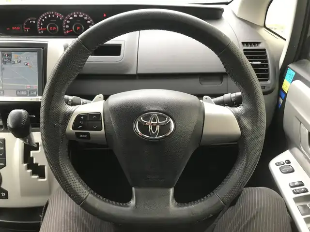 トヨタ ヴォクシー ZS 栃木県 2013(平25)年 9.5万km ブラック 株)IDOMが運営する【じしゃロン小山店】の自社ローン専用車両になります。こちらは現金またはオートローンご利用時の価格です。自社ローンご希望の方は別途その旨お申付け下さい//純正フルセグナビ/（CD/DVD/AM/FMラジオ）/(Bluetooth)/スマートキー/プッシュスタート/バックカメラ/ＥＴＣ/両側パワースライドドア/フリップダウンモニター/パドルシフト/ステアリングリモコン/電動格納ドアミラー/パワーウインドウ/オートライト/防眩ミラー