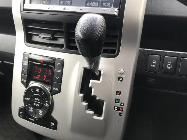 トヨタ ヴォクシー ZS 栃木県 2013(平25)年 9.5万km ブラック 株)IDOMが運営する【じしゃロン小山店】の自社ローン専用車両になります。こちらは現金またはオートローンご利用時の価格です。自社ローンご希望の方は別途その旨お申付け下さい//純正フルセグナビ/（CD/DVD/AM/FMラジオ）/(Bluetooth)/スマートキー/プッシュスタート/バックカメラ/ＥＴＣ/両側パワースライドドア/フリップダウンモニター/パドルシフト/ステアリングリモコン/電動格納ドアミラー/パワーウインドウ/オートライト/防眩ミラー