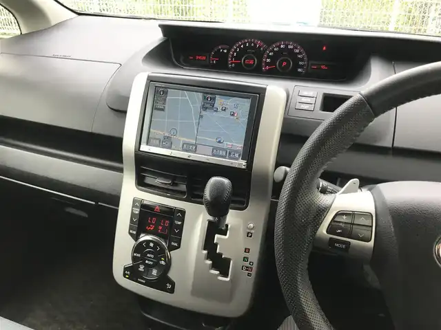 トヨタ ヴォクシー ZS 栃木県 2013(平25)年 9.5万km ブラック 株)IDOMが運営する【じしゃロン小山店】の自社ローン専用車両になります。こちらは現金またはオートローンご利用時の価格です。自社ローンご希望の方は別途その旨お申付け下さい//純正フルセグナビ/（CD/DVD/AM/FMラジオ）/(Bluetooth)/スマートキー/プッシュスタート/バックカメラ/ＥＴＣ/両側パワースライドドア/フリップダウンモニター/パドルシフト/ステアリングリモコン/電動格納ドアミラー/パワーウインドウ/オートライト/防眩ミラー