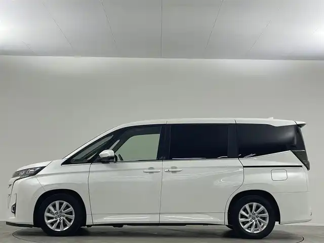 トヨタ ノア ハイブリッド Z 埼玉県 2024(令6)年 2万km パール 禁煙車　快適利便　純正10.5型DA　後席モニター　全方位カメラ　BSM　液晶ミラー　TV　HDMI　ETC2.0　温シート　両側電動　寒冷地仕様　パーキングアシスト　ハンドルヒーター　HUD　