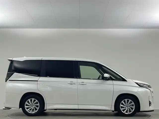 トヨタ ノア ハイブリッド Z 埼玉県 2024(令6)年 2万km パール 禁煙車　快適利便　純正10.5型DA　後席モニター　全方位カメラ　BSM　液晶ミラー　TV　HDMI　ETC2.0　温シート　両側電動　寒冷地仕様　パーキングアシスト　ハンドルヒーター　HUD　