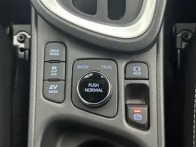 トヨタ ヤリスクロス ハイブリッド Z 道央・札幌 2022(令4)年 0.8万km ホワイトパールクリスタルシャイン ・４WD/・純正メモリナビ/・アラウンドビューモニター/・BT/USB/Miracast/・前後ドライブレコーダー/・ビルトインETC /・衝突軽減ブレーキ/・横滑り防止装置/・レーダークルーズコントロール/・レーンキープアシスト/・前後コーナーセンサー/・PCS/・PKSB/・RSA/・先行車発進告知/・オートブレーキホールド/・ドアバイザー/・LEDヘッドライト/・フォグ/・ヘッドライトレベライザー/・ミラーヒーター/・純正フロアマット/・ハーフレザーシート/・前席シートヒーター/・D席パワーシート/・保証書・取扱説明書