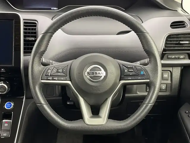 日産 セレナ e－パワー ハイウェイスター V 新潟県 2022(令4)年 4.2万km ブリリアントホワイトパール プロパイロット/純正メモリナビ【MM512D-L】/　フルセグTV/Bluetooth/CD/DVD/Blu-ray/セーフティパックA/・SRSカーテンエアバッグシステム&サイドエアバッグシステム/・踏み間違い衝突防止アシスト/・インテリジェントパーキングアシスト(駐車支援システム) /・標識検知機能/(進入禁止標識、最高速度標識、一時停止標識)/・インテリジェントアラウンドビューモニター/・インテリジェントDA(ふらつき警報)/・フロント&バックソナー/・ヒーター付ドアミラー/・ステアリングスイッチ/衝突被害軽減ブレーキ/レーンキープアシスト/レーダークルーズコントロール/ブラインドスポットモニター/両側パワースライドドア/純正フリップダウンモニター/ドライブレコーダー【DH5-D】/ビルトインETC