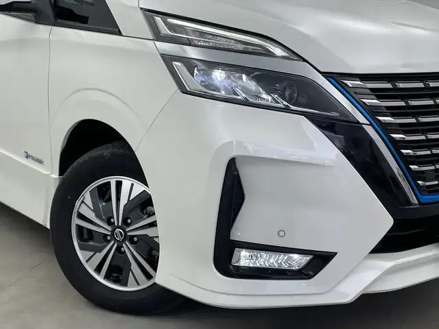 日産 セレナ e－パワー ハイウェイスター V 新潟県 2022(令4)年 4.2万km ブリリアントホワイトパール プロパイロット/純正メモリナビ【MM512D-L】/　フルセグTV/Bluetooth/CD/DVD/Blu-ray/セーフティパックA/・SRSカーテンエアバッグシステム&サイドエアバッグシステム/・踏み間違い衝突防止アシスト/・インテリジェントパーキングアシスト(駐車支援システム) /・標識検知機能/(進入禁止標識、最高速度標識、一時停止標識)/・インテリジェントアラウンドビューモニター/・インテリジェントDA(ふらつき警報)/・フロント&バックソナー/・ヒーター付ドアミラー/・ステアリングスイッチ/衝突被害軽減ブレーキ/レーンキープアシスト/レーダークルーズコントロール/ブラインドスポットモニター/両側パワースライドドア/純正フリップダウンモニター/ドライブレコーダー【DH5-D】/ビルトインETC