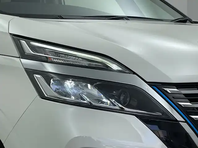 日産 セレナ e－パワー ハイウェイスター V 新潟県 2022(令4)年 4.2万km ブリリアントホワイトパール プロパイロット/純正メモリナビ【MM512D-L】/　フルセグTV/Bluetooth/CD/DVD/Blu-ray/セーフティパックA/・SRSカーテンエアバッグシステム&サイドエアバッグシステム/・踏み間違い衝突防止アシスト/・インテリジェントパーキングアシスト(駐車支援システム) /・標識検知機能/(進入禁止標識、最高速度標識、一時停止標識)/・インテリジェントアラウンドビューモニター/・インテリジェントDA(ふらつき警報)/・フロント&バックソナー/・ヒーター付ドアミラー/・ステアリングスイッチ/衝突被害軽減ブレーキ/レーンキープアシスト/レーダークルーズコントロール/ブラインドスポットモニター/両側パワースライドドア/純正フリップダウンモニター/ドライブレコーダー【DH5-D】/ビルトインETC