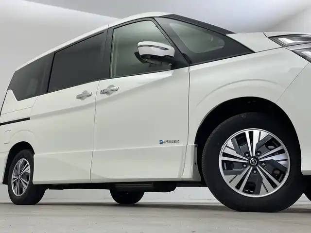 日産 セレナ e－パワー ハイウェイスター V 新潟県 2022(令4)年 4.2万km ブリリアントホワイトパール プロパイロット/純正メモリナビ【MM512D-L】/　フルセグTV/Bluetooth/CD/DVD/Blu-ray/セーフティパックA/・SRSカーテンエアバッグシステム&サイドエアバッグシステム/・踏み間違い衝突防止アシスト/・インテリジェントパーキングアシスト(駐車支援システム) /・標識検知機能/(進入禁止標識、最高速度標識、一時停止標識)/・インテリジェントアラウンドビューモニター/・インテリジェントDA(ふらつき警報)/・フロント&バックソナー/・ヒーター付ドアミラー/・ステアリングスイッチ/衝突被害軽減ブレーキ/レーンキープアシスト/レーダークルーズコントロール/ブラインドスポットモニター/両側パワースライドドア/純正フリップダウンモニター/ドライブレコーダー【DH5-D】/ビルトインETC