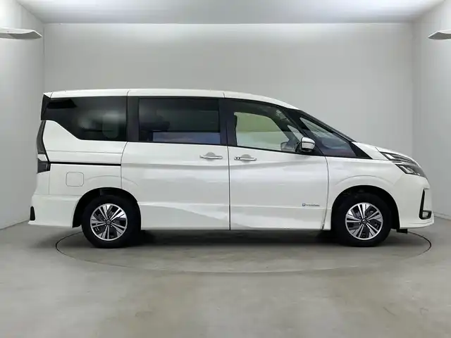 日産 セレナ e－パワー ハイウェイスター V 新潟県 2022(令4)年 4.2万km ブリリアントホワイトパール プロパイロット/純正メモリナビ【MM512D-L】/　フルセグTV/Bluetooth/CD/DVD/Blu-ray/セーフティパックA/・SRSカーテンエアバッグシステム&サイドエアバッグシステム/・踏み間違い衝突防止アシスト/・インテリジェントパーキングアシスト(駐車支援システム) /・標識検知機能/(進入禁止標識、最高速度標識、一時停止標識)/・インテリジェントアラウンドビューモニター/・インテリジェントDA(ふらつき警報)/・フロント&バックソナー/・ヒーター付ドアミラー/・ステアリングスイッチ/衝突被害軽減ブレーキ/レーンキープアシスト/レーダークルーズコントロール/ブラインドスポットモニター/両側パワースライドドア/純正フリップダウンモニター/ドライブレコーダー【DH5-D】/ビルトインETC