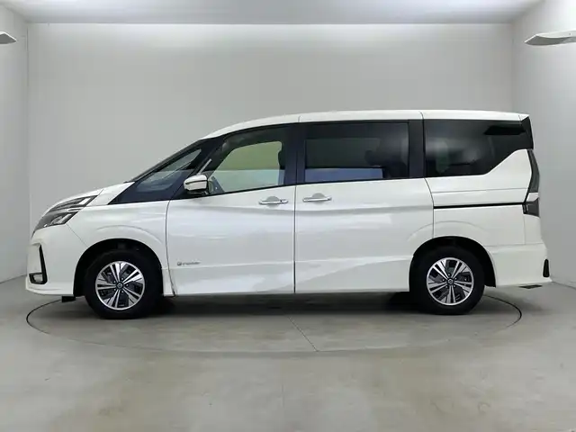 日産 セレナ e－パワー ハイウェイスター V 新潟県 2022(令4)年 4.2万km ブリリアントホワイトパール プロパイロット/純正メモリナビ【MM512D-L】/　フルセグTV/Bluetooth/CD/DVD/Blu-ray/セーフティパックA/・SRSカーテンエアバッグシステム&サイドエアバッグシステム/・踏み間違い衝突防止アシスト/・インテリジェントパーキングアシスト(駐車支援システム) /・標識検知機能/(進入禁止標識、最高速度標識、一時停止標識)/・インテリジェントアラウンドビューモニター/・インテリジェントDA(ふらつき警報)/・フロント&バックソナー/・ヒーター付ドアミラー/・ステアリングスイッチ/衝突被害軽減ブレーキ/レーンキープアシスト/レーダークルーズコントロール/ブラインドスポットモニター/両側パワースライドドア/純正フリップダウンモニター/ドライブレコーダー【DH5-D】/ビルトインETC