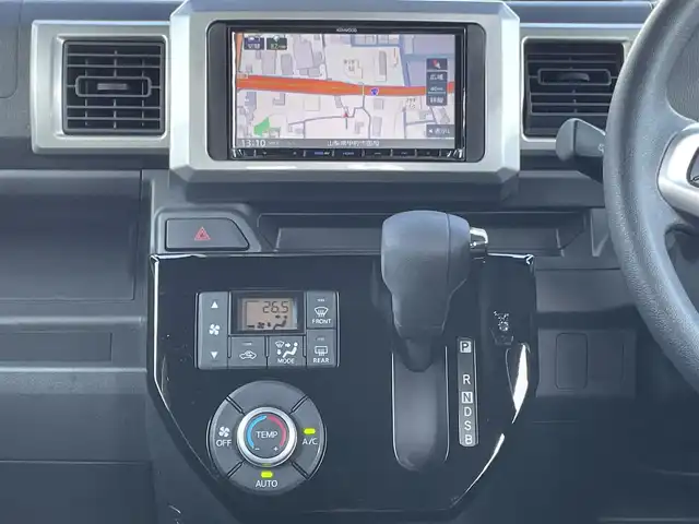 ダイハツ ウェイク L SA Ⅲ 山梨県 2018(平30)年 8.4万km ブラックマイカメタリック (株)IDOMが運営する【じしゃロン甲府店】の自社ローン専用車両になります。/こちらは現金またはオートローンご利用時の価格です。自社ローンご希望の方は別途その旨お申付け下さい/スマートアシストIII/衝突被害軽減ブレーキ/横滑り防止装置/アイドリングストップ/両側パワースライドドア/社外メモリーナビ（MDV-D305)/ワンセグTV/CD/SD/BTオーディオ/USB/バックカメラ/ステアリングリモコン/オートライト/オートマチックハイビーム/フォグランプ/新車時保証書/取扱説明書/ナビ取扱説明書