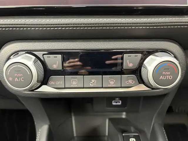 日産 キックス X 90周年記念車 愛知県 2024(令6)年 0.7万km ブリリアントホワイトパール ワンオーナー/純正ナビ/（Bluetooth/フルセグTV/USB/AM/FM/CD/DVD）/全方位カメラ/プロパイロット/ハーフレザー/ETC/ドラレコ/デジタルインナーミラー/純正フロアマット/シートヒーター/ステアリングヒーター/オートライト/オートマチックハイビーム/純正LEDライト/純正17インチAW/スマートキー/プッシュスタート/スペアキー