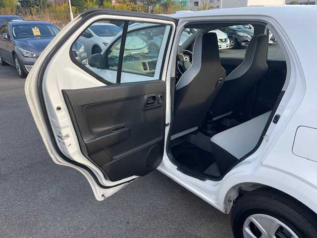 スズキ アルト L 静岡県 2018(平30)年 2.8万km スペリアホワイト ●社外ナビ/（ワンセグ/CD/AUX）/(CN-E2042)/●バックカメラ/●レーダーブレーキサポート/●前後コーナーセンサー/●アイドリングストップ/●運転席シートヒーター/●LEDヘッドライト/●純正フロアマット/●前方ドライブレコーダー/●ISOFIX/●レベライザー/●純正ホイールカバー/●ダブルSRS+ABS