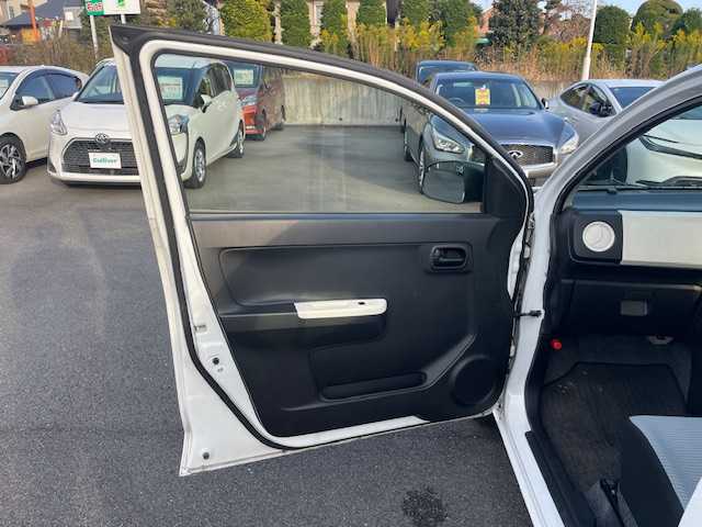 スズキ アルト L 静岡県 2018(平30)年 2.8万km スペリアホワイト ●社外ナビ/（ワンセグ/CD/AUX）/(CN-E2042)/●バックカメラ/●レーダーブレーキサポート/●前後コーナーセンサー/●アイドリングストップ/●運転席シートヒーター/●LEDヘッドライト/●純正フロアマット/●前方ドライブレコーダー/●ISOFIX/●レベライザー/●純正ホイールカバー/●ダブルSRS+ABS