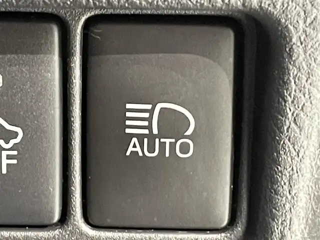 トヨタ Ｃ－ＨＲ G 愛知県 2019(平31)年 7.4万km ホワイトパールクリスタルシャイン 純正９インチナビ(NSZT-Y68T)/(AM/FM/DISC/フルセグTV/SD/Bluetooth/USB/HDMI)/トヨタセーフティセンス　/　　-衝突軽減ブレーキ　/　　-レーダークルーズコントロール　/　　-レーンディパーチャーアラート/　　-オートマチックハイビーム/ブラインドスポットモニター　/シートヒーター　/ビルトインＥＴＣ　/ＬＥＤヘッドライト/LEDフォグランプ　/ドライブレコーダー　/クリアランスソナー/HDMI端子/アクセサリーソケット/プッシュスタート/　　-スマートキー/純正フロアマット/純正18インチAW