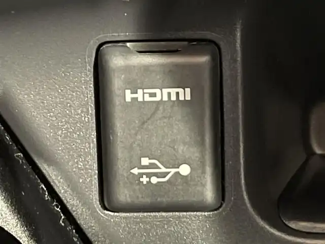 トヨタ Ｃ－ＨＲ G 愛知県 2019(平31)年 7.4万km ホワイトパールクリスタルシャイン 純正９インチナビ(NSZT-Y68T)/(AM/FM/DISC/フルセグTV/SD/Bluetooth/USB/HDMI)/トヨタセーフティセンス　/　　-衝突軽減ブレーキ　/　　-レーダークルーズコントロール　/　　-レーンディパーチャーアラート/　　-オートマチックハイビーム/ブラインドスポットモニター　/シートヒーター　/ビルトインＥＴＣ　/ＬＥＤヘッドライト/LEDフォグランプ　/ドライブレコーダー　/クリアランスソナー/HDMI端子/アクセサリーソケット/プッシュスタート/　　-スマートキー/純正フロアマット/純正18インチAW