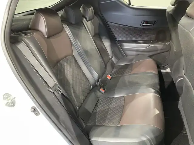 トヨタ Ｃ－ＨＲ G 愛知県 2019(平31)年 7.4万km ホワイトパールクリスタルシャイン 純正９インチナビ(NSZT-Y68T)/(AM/FM/DISC/フルセグTV/SD/Bluetooth/USB/HDMI)/トヨタセーフティセンス　/　　-衝突軽減ブレーキ　/　　-レーダークルーズコントロール　/　　-レーンディパーチャーアラート/　　-オートマチックハイビーム/ブラインドスポットモニター　/シートヒーター　/ビルトインＥＴＣ　/ＬＥＤヘッドライト/LEDフォグランプ　/ドライブレコーダー　/クリアランスソナー/HDMI端子/アクセサリーソケット/プッシュスタート/　　-スマートキー/純正フロアマット/純正18インチAW