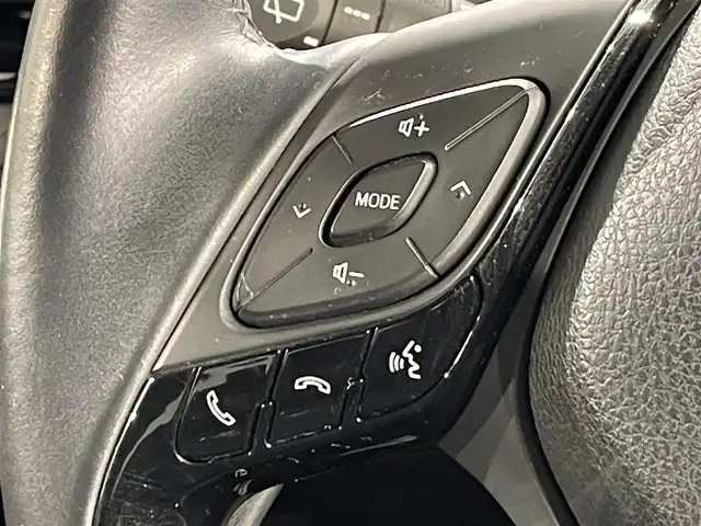 トヨタ Ｃ－ＨＲ G 愛知県 2019(平31)年 7.4万km ホワイトパールクリスタルシャイン 純正９インチナビ(NSZT-Y68T)/(AM/FM/DISC/フルセグTV/SD/Bluetooth/USB/HDMI)/トヨタセーフティセンス　/　　-衝突軽減ブレーキ　/　　-レーダークルーズコントロール　/　　-レーンディパーチャーアラート/　　-オートマチックハイビーム/ブラインドスポットモニター　/シートヒーター　/ビルトインＥＴＣ　/ＬＥＤヘッドライト/LEDフォグランプ　/ドライブレコーダー　/クリアランスソナー/HDMI端子/アクセサリーソケット/プッシュスタート/　　-スマートキー/純正フロアマット/純正18インチAW