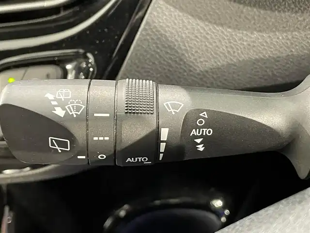 トヨタ Ｃ－ＨＲ G 愛知県 2019(平31)年 7.4万km ホワイトパールクリスタルシャイン 純正９インチナビ(NSZT-Y68T)/(AM/FM/DISC/フルセグTV/SD/Bluetooth/USB/HDMI)/トヨタセーフティセンス　/　　-衝突軽減ブレーキ　/　　-レーダークルーズコントロール　/　　-レーンディパーチャーアラート/　　-オートマチックハイビーム/ブラインドスポットモニター　/シートヒーター　/ビルトインＥＴＣ　/ＬＥＤヘッドライト/LEDフォグランプ　/ドライブレコーダー　/クリアランスソナー/HDMI端子/アクセサリーソケット/プッシュスタート/　　-スマートキー/純正フロアマット/純正18インチAW